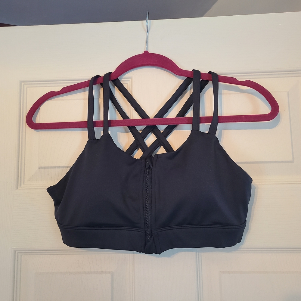 Elegant Black Crisscross Sports Bra